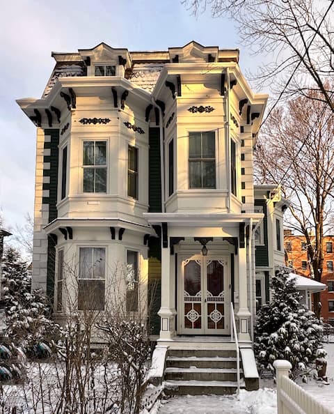 Harvard mansion 4+br 3.5ba free parking