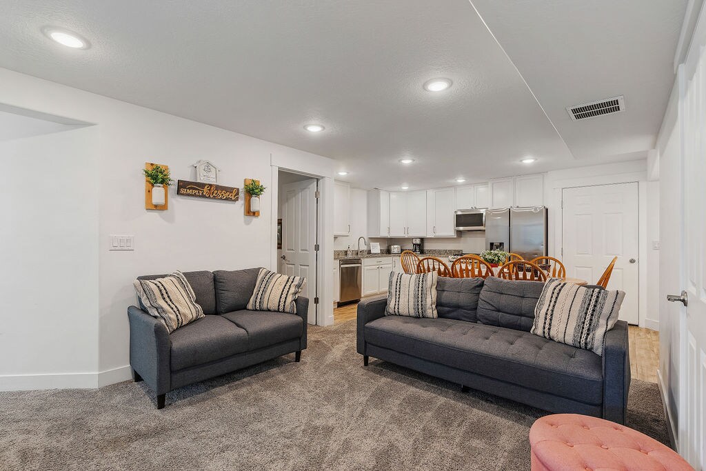 Popular Airbnb listing: Roomy 3+BR, 2BA, pets, cheery decor+fun galore in South Jordan