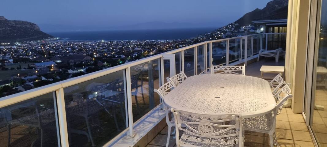 Sea Sands Villa: Luxury panoramic ocean views gallery image 4