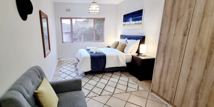 Një dhomë gjumi e dytë e bollshme me pamje nga deti.