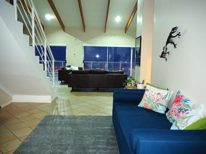 Divan me fjetje super i rehatshëm që konvertohet lehtësisht në një krevat dopio.