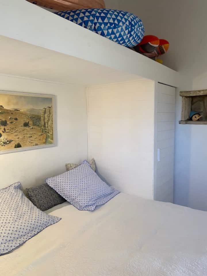 Малка спалня, провансалски под с плочки, 2 единични легла, гардероб, мивка, много игри и детски книжки