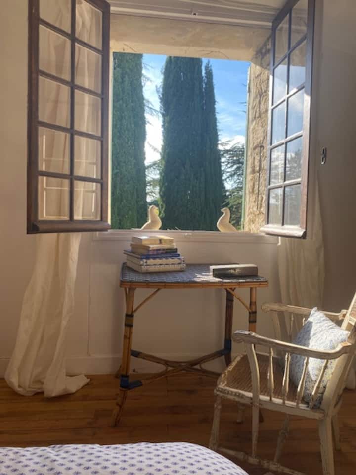 Обширна и светла спалня на 1 - ви етаж, под, двойно легло, гардероб, прикрепен към баня с вана