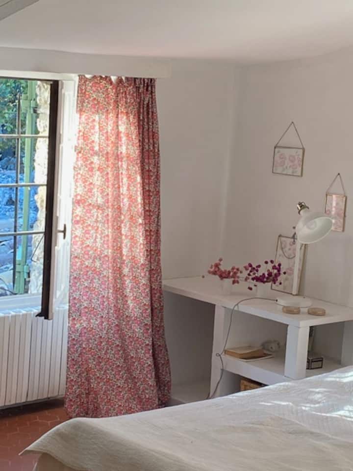 Спалня на първия етаж, винаги много готина, със западно изложение, провансалски плочки, 2 единични легла,  душ и мивка