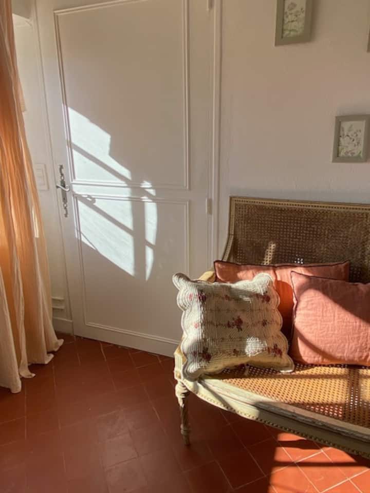 Много голяма спалня, светъл, провансалски под с плочки, голямо двойно легло, гардероб и баня с вана, изглед към полето с лавандула и в далечината село Мурс