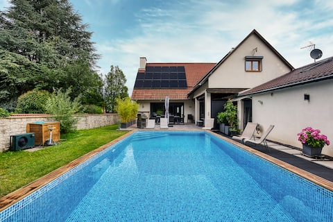 Large garden villa & heated pool • 10 people