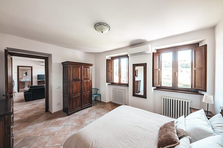 Ამ ნათელ და ჰაეროვან საძინებელში არის ტრადიციული ხის ჟალუზები, რომლებიც ამუქებს ოთახს მშვიდი ძილისთვის, მწერების ბადეები ფანჯრებზე და კონდიციონერი კომფორტისთვის. Გააღვიძეთ ლამაზი ხედები აუზზე და ზეთისხილით გაჟღენთილი გორაკები.
