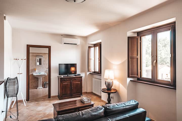 Ნათელი და სტუმართმოყვარე, ღია შეზლონგიანი სამზარეულოდან იშლება ხედი აუზზე. Თბილი, მზით განათებული სივრცე, რომელიც იდეალურია ლე ‑ მარშის დათვალიერების ან აუზთან ჯდომის შემდეგ დასასვენებლად. Ხის ჟალუზები თითოეულ ოთახში დასაძინებლად ან ზარმაცი DVD-ის შუადღისთვის.