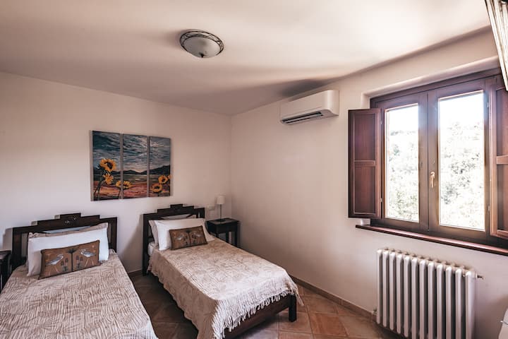 Გაითვალისწინეთ, რომ თეთრეული შეიძლება ოდნავ განსხვავდებოდეს, რადგან ჩვენ გვსიამოვნებს თეთრეულის შეცვლა, რომ ყველაფერი სუფთა და მიმზიდველი იყოს ჩვენი სტუმრებისთვის. Ამ საძინებელში შეგიძლიათ აირჩიოთ, გსურთ თუ არა 2 ერთადგილიანი საწოლი ან 1 ორადგილიანი საწოლი. 