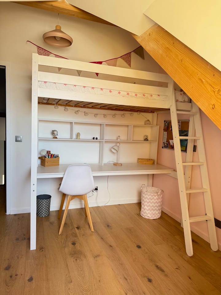 Ვარდისფერი ოთახი
Საწოლი ანტრესოლი 90x190 სმ