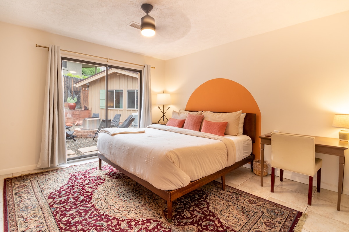 Guaranteed great night's sleep in this King size bed with premium, 100% cotton sheets and private access to backyard. 