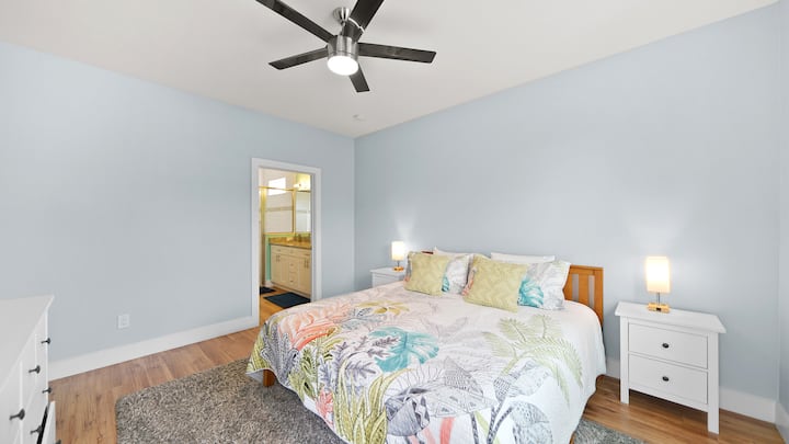 Chumba cha kulala chenye starehe chenye bafu na uingie kwenye kabati la nguo.