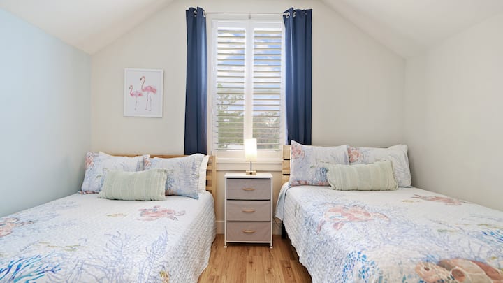 Chumba cha kulala cha ghorofani na vitanda viwili.