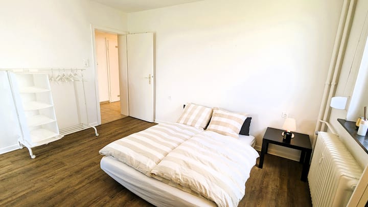 第二间卧室配有储藏室、座椅和储物设施。 床的尺寸为150x200厘米。 
您可以通过卷帘系统调暗所有房间。