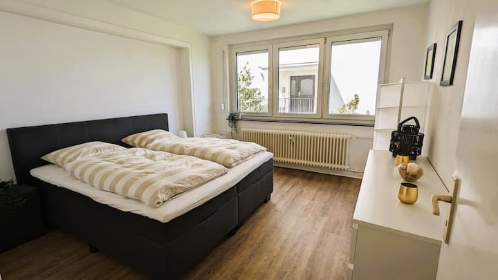 宽敞的卧室，配有加大双人床（ 180 x 200厘米）和充足的储物和储物空间。 所有窗户都可以通过卷帘系统完全变暗。 