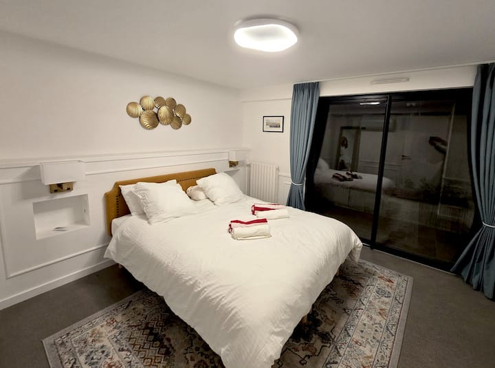 Schlafzimmer mit Queensize-Bett und direktem Zugang zum Garten.