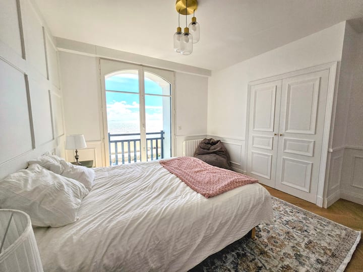 Zimmer mit kleinem Balkon und Meerblick. Das Zimmer hat eine Klimaanlage.