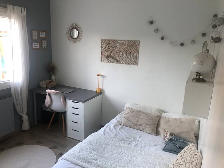 חדר המשקיף לגינה לצד הבריכה.