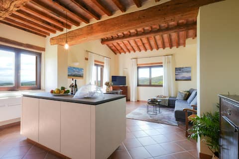 Top Airbnb: Spacious Penthouse Apt on Exclusive Umbrian Estate a Marsciano