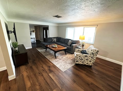Top performing Airbnb: Spacious Florida Family Getaway with Heated Pool in Largo
