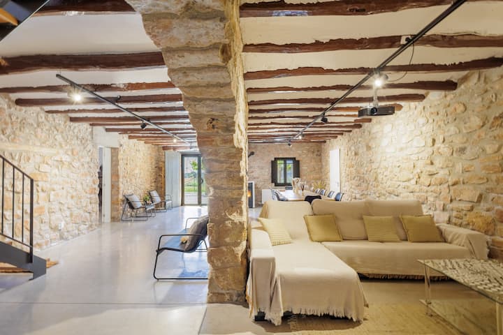 Masía De Piedra Con Piscina, Rodeada De Campos. - Igualada