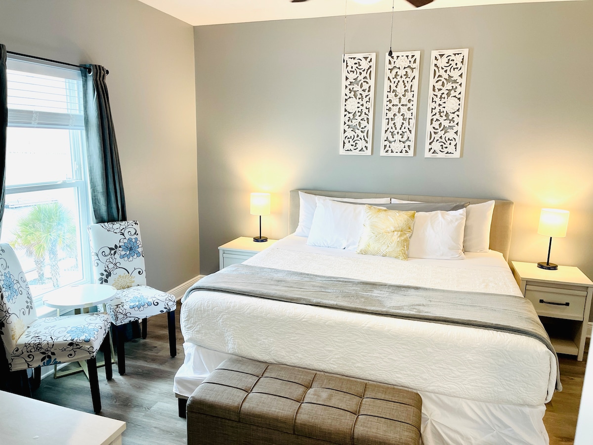 חדר שינה ראשי עם נוף קדמי 