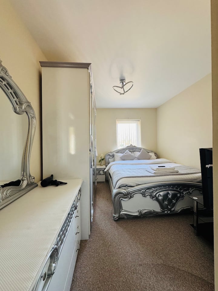 Kitanda aina ya King na godoro thabiti la kati.