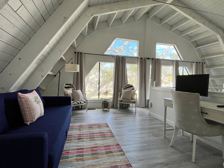 Wageni wanapenda mpangilio wa kufurahisha wa Nyumba yetu isiyo na ghorofa ya ufukweni! 

Kwenye ghorofa ya pili, utapata kitanda kizuri cha sofa kamili kwa ajili ya mapumziko na dawati lenye skrini, inayofaa kwa wasafiri wetu wa kikazi. 