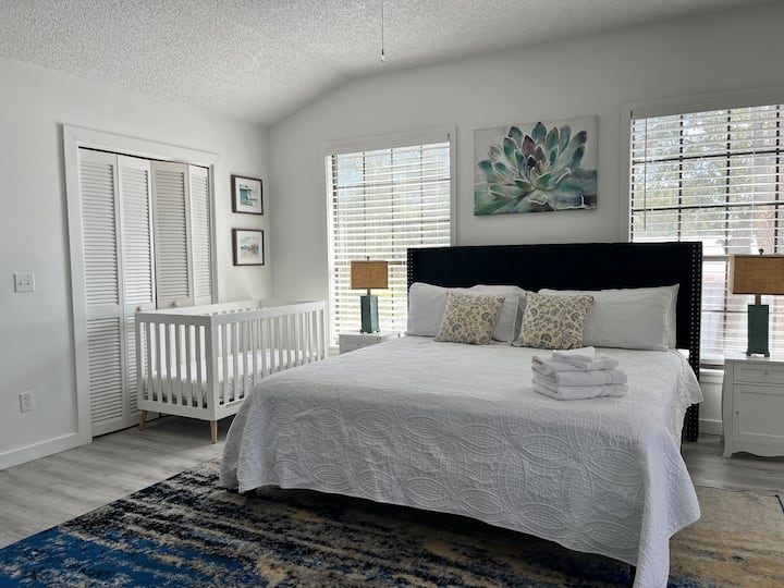 Tumeweka kitanda cha mtoto chenye starehe kwa ajili ya starehe ya watoto wako! Familia yako inaweza kupumzika ikijua kwamba tuna sehemu salama na ya starehe ya kulala kwa ajili ya wageni wetu wenye umri mdogo