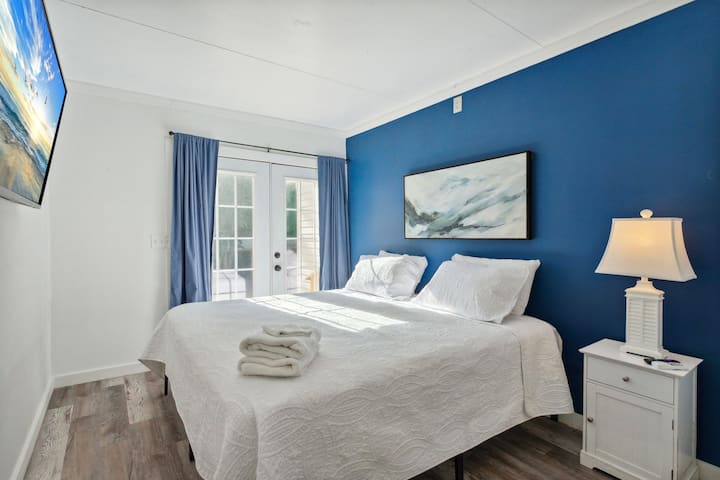 (Chini) Kitanda cha MasterSuit w/ king, Televisheni na bafu la kujitegemea