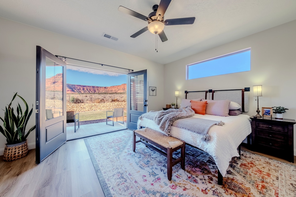 De prachtige hoofdslaapkamer heeft een eigen patio en een prachtig uitzicht op de Mesa. Je zult onze prachtige zonsondergangen niet willen missen.