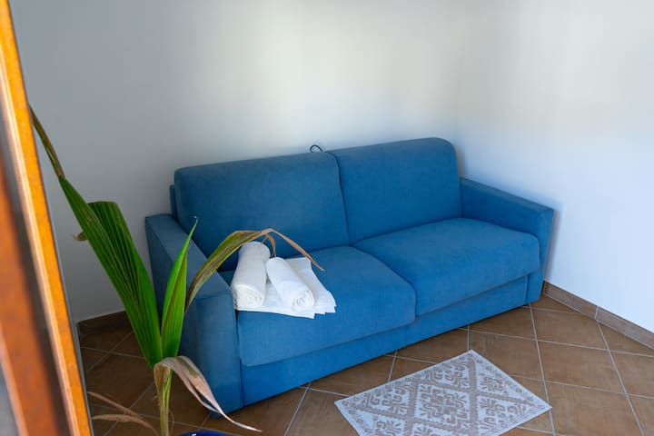 3号卧室，意大利最高品质的沙发床，床垫和带记忆的矫形枕头。 房间有一扇窗户，可俯瞰私人露台，从露台可以看到泳池和绿色山丘