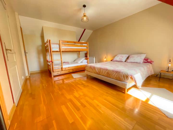 Chumba cha Red-Gorge, kinalala kiwango cha juu cha 4, ghorofa ya juu

1 x 160 x 200 kitanda
Vitanda 2 vya ghorofa 90x190

Chumba cha kuogea na choo