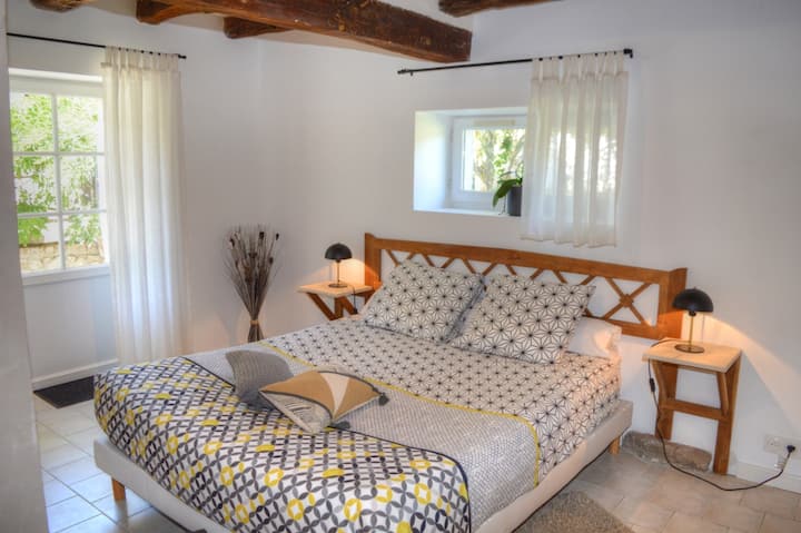 Chumba cha njiwa, kwa hadi watu 2, kwenye usawa wa bustani

1 x 160 x 200 kitanda

Bafu la kuingia na choo

Sitaha ya kujitegemea