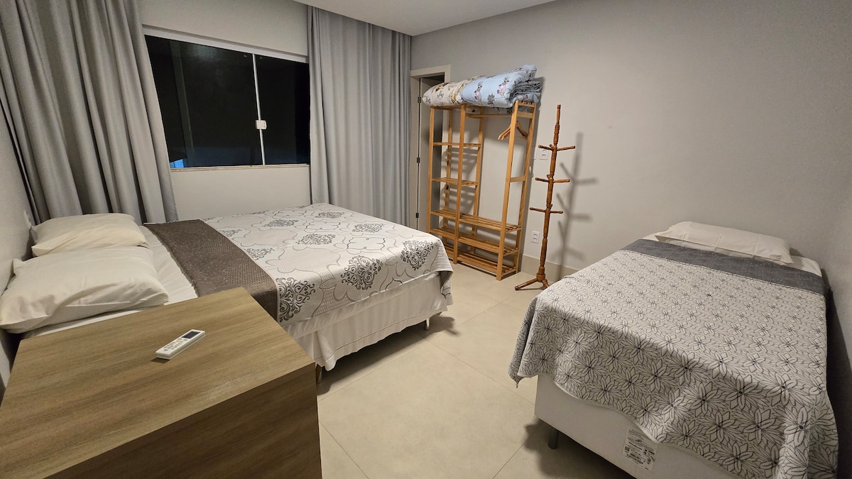 Chumba cha 5 - kitanda 1 cha kifalme, kitanda 1 cha mtu mmoja na kitanda 1 cha ziada