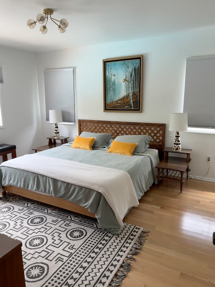 Primarna spavaća soba s vintage Henredon Artefacts uzglavljem i svjetiljkama.  

55" 4K LG TV na zglobnoj ruci sa zvučnim barom sonos i kupaonicom s dvostrukim orasima. 