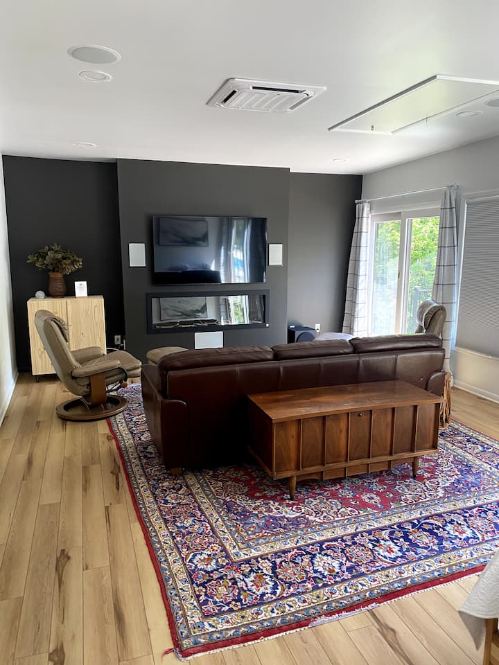 Glavna kuća s bazenom LR s dvoja klizna vrata koja vode na stražnju trijem/verandu. Vintage vuneni tepih i vintage Lane cedrovina za deke. Podovi su posvuda obloženi vinilnim pločicama. U zidnom surround zvučnom sustavu s HDMI priključcima za videoigre. 