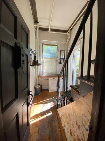 Greenwich Village Charm – 3 bdrms, Full Bath, A/C! gallery image 4