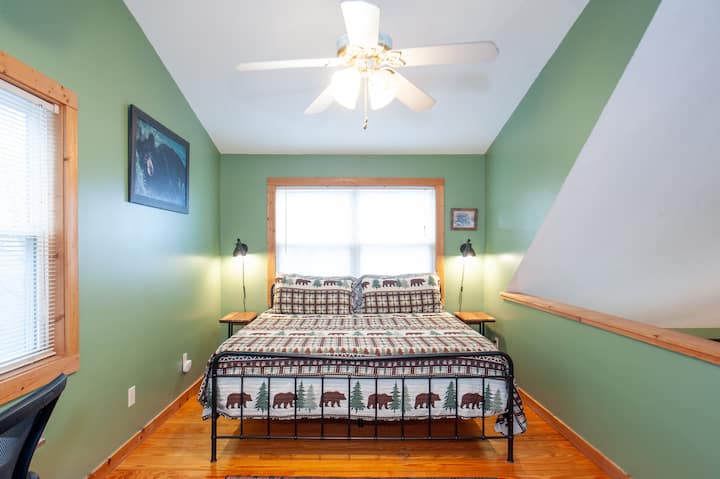 ห้องนอนใต้หลังคาชั้นบนพร้อมเตียงคิงไซส์