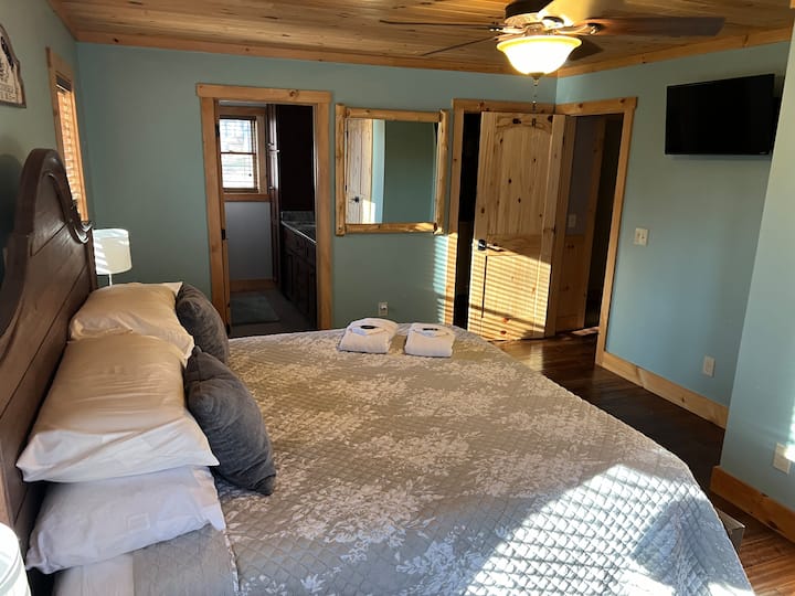 Მთავარი საძინებელი დიდი ზომის საწოლითა და ცალკე სააბაზანოთი