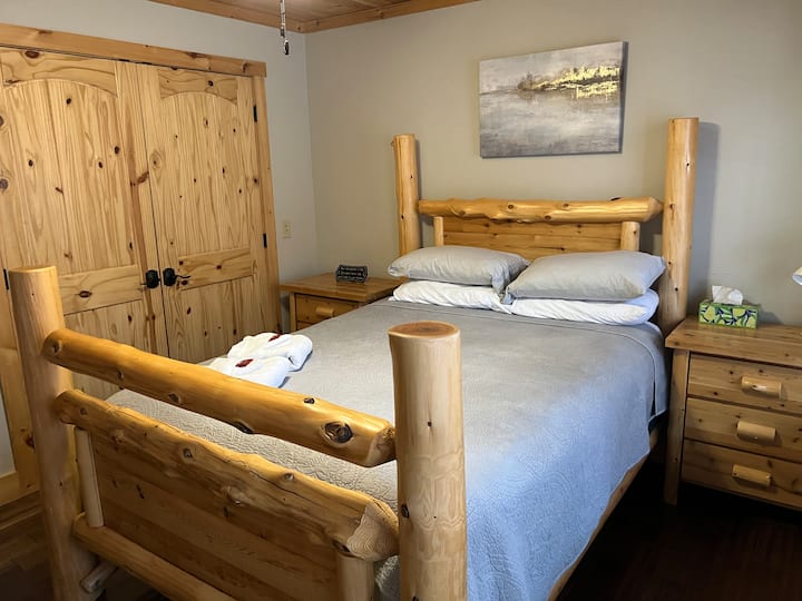 Სტუმრების საძინებელი ორადგილიანი საწოლითა და სრული კარადით