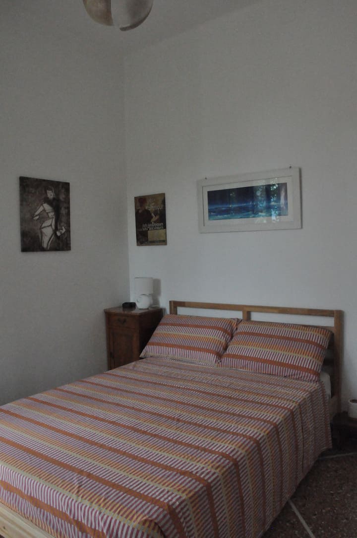 Likizo ya starehe, chumba kidogo cha kulala ambacho kinanong 'oneza fursa, chenye kitanda cha Kifaransa mara mbili ili kukidhi ndoto na mapumziko, na ikiwa ni lazima kugeuka kuwa oasis ya ubunifu, chumba cha studio ambapo mawazo na msukumo hubadilika...