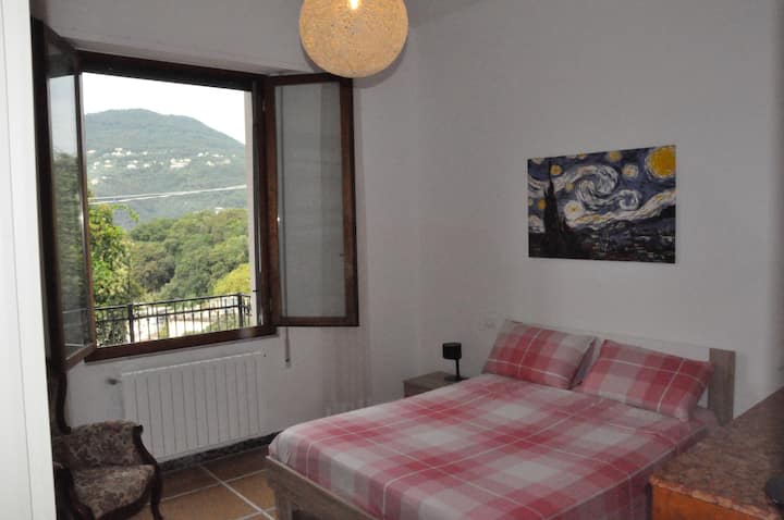 Chumba chenye starehe kinachoangalia mtaro na vilima maridadi vinavyozunguka...