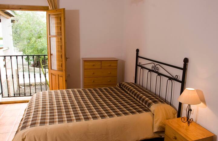 Chumba cha kulala mara mbili chenye kitanda cha sentimita 135. Bafu la chumbani.