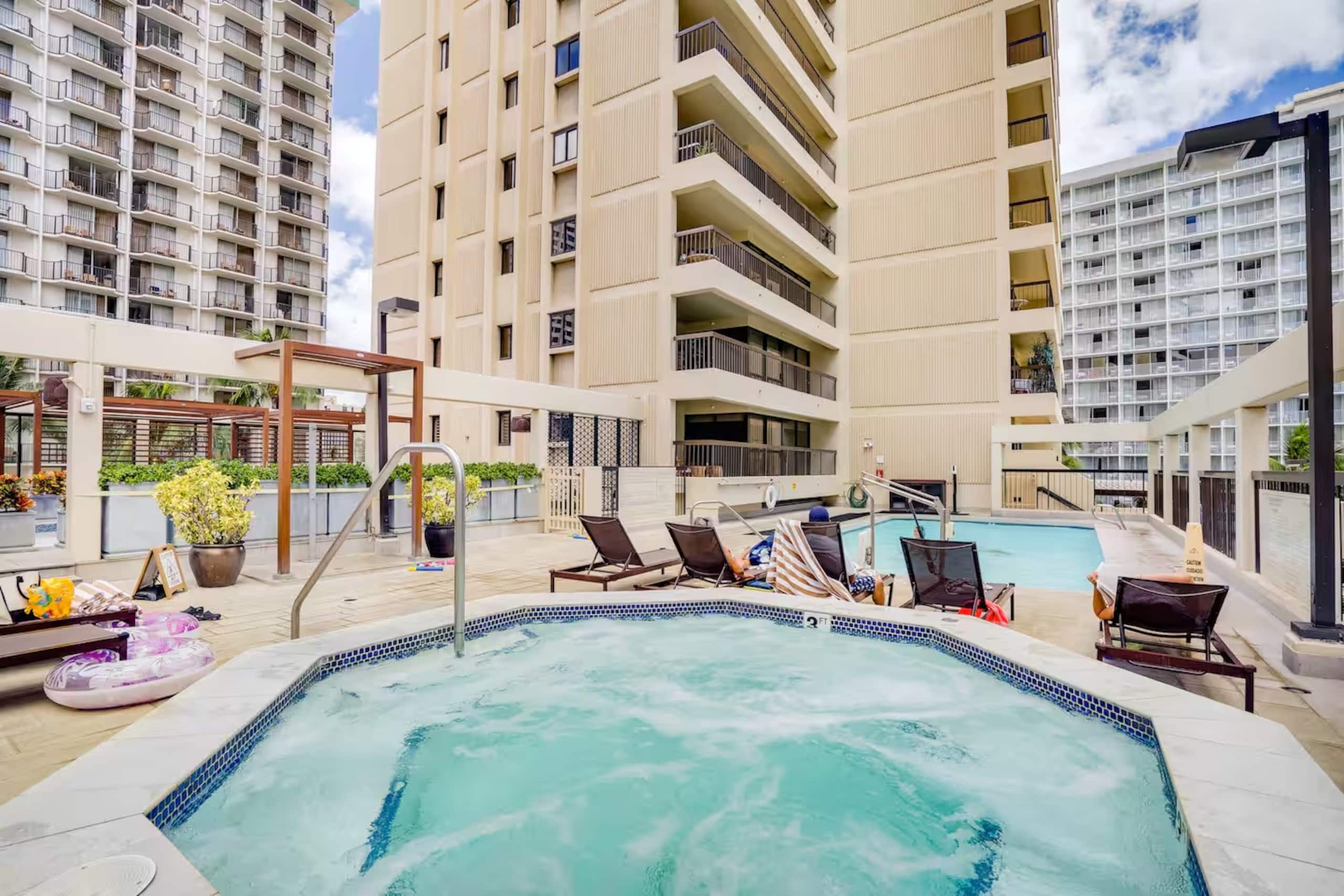 Condo in Honolulu · ★4.87 · 2 bedrooms · 3 beds · 2 private baths - Image 32