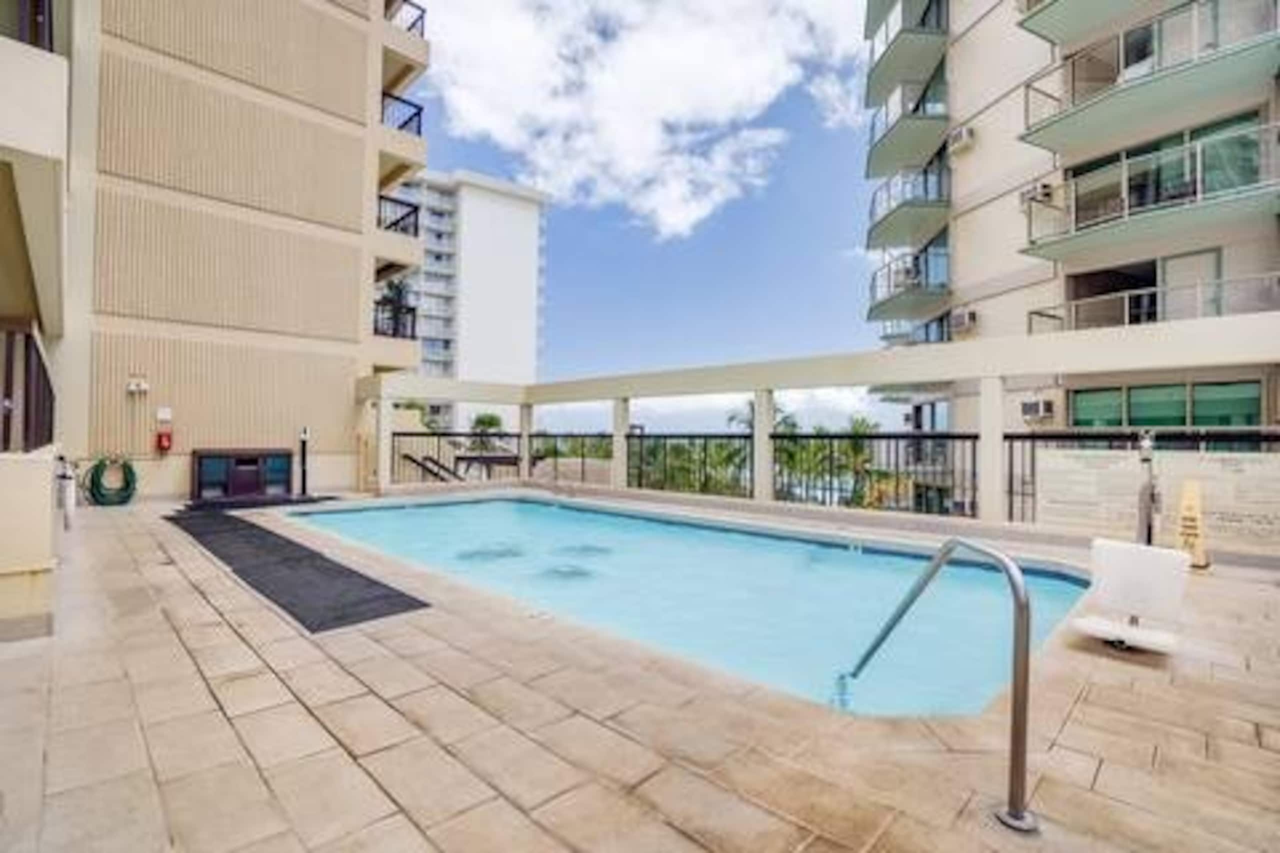 Condo in Honolulu · ★4.87 · 2 bedrooms · 3 beds · 2 private baths - Image 30
