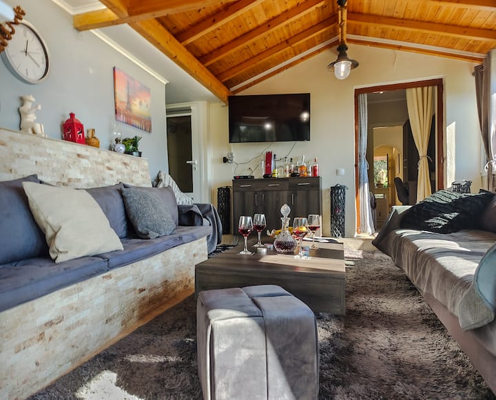 Splendid Three-bedroom Apartment With Sea Views - Kalámi