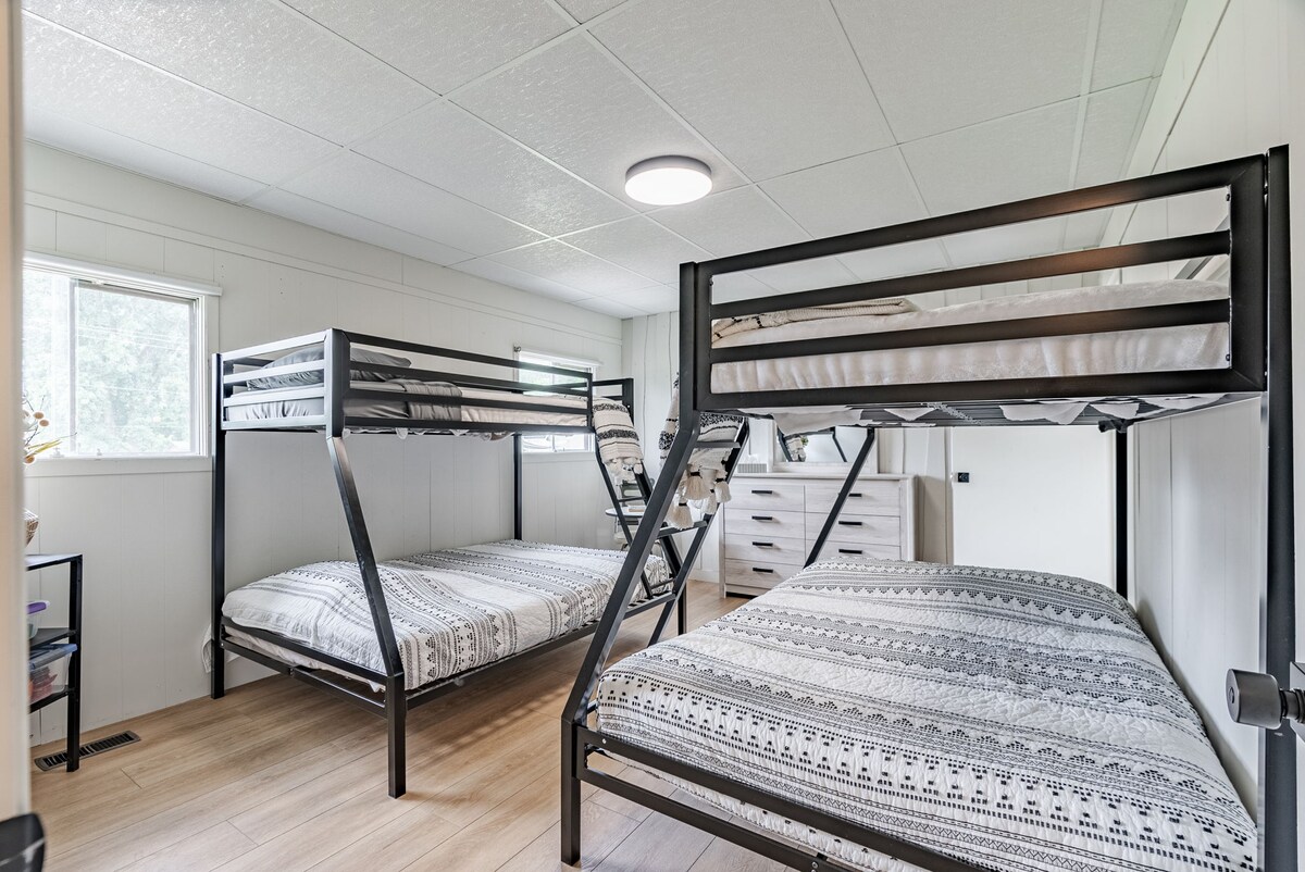 Всяко двуетажно легло има единична горна част и двойно легло отдолу.  Капацитет: 6 деца!  