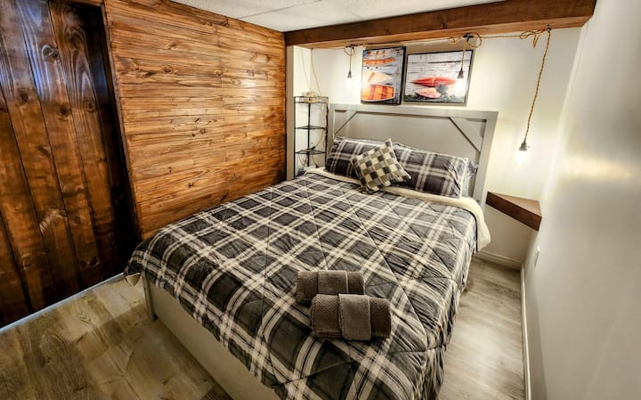 CHALET: basement bedroom (queen bed)