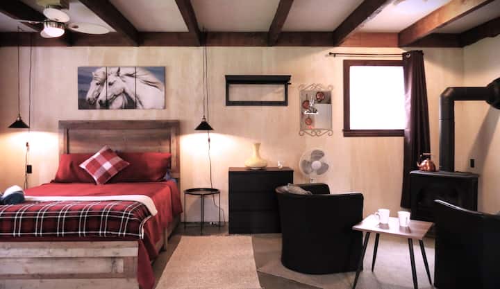 MAISONNETTE: View of the 4th bedroom of the maisonette. Ceiling fan and heater. Gas fireplace.  
Attention: the maisonette is ONLY available from mid-May until the Thanksgiving weekend)